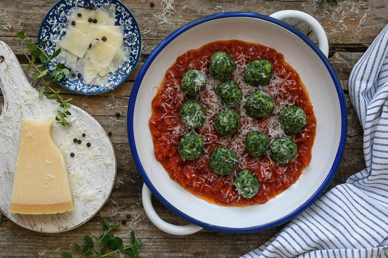 Spinach Balls with Sofrito Sauce