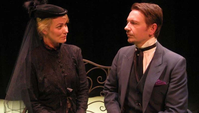 Actor's Terri Dwyer and Mark Homer gave a mesmerising performance in Rumpus Theatre Company's touring production of The Ghost's Touch