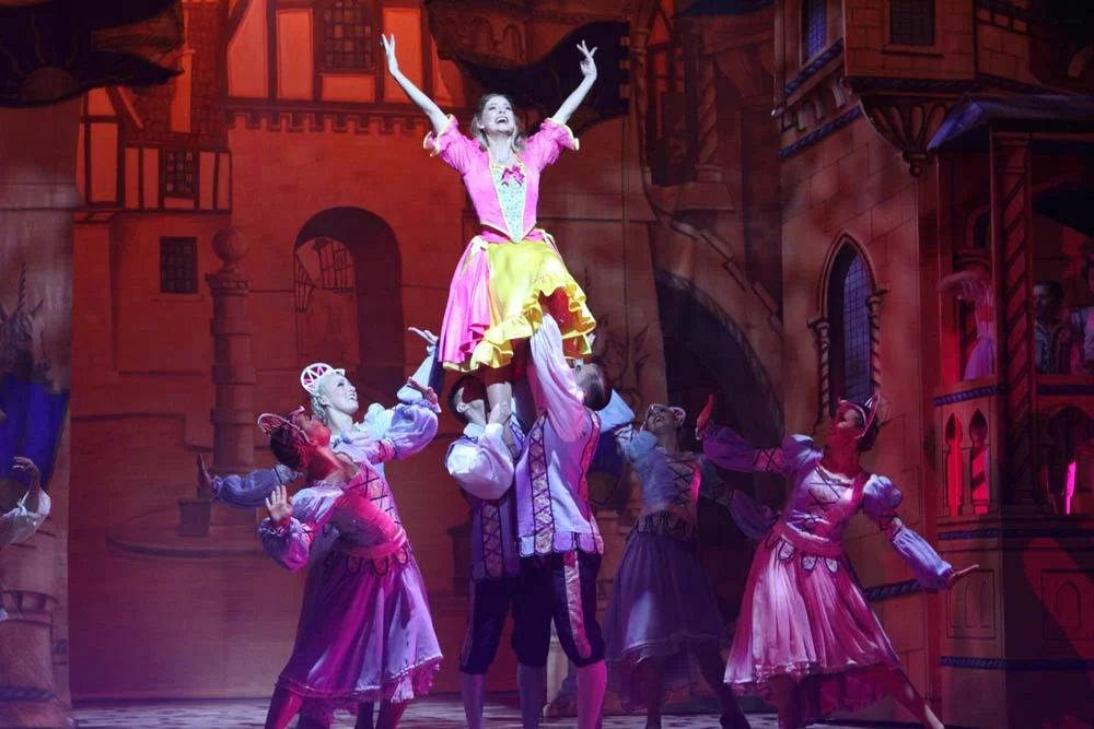 Naomi Slights and ensembl e in Beauty and The Beast at Cardiff’s New Theatre from December 8 2018 - January 13 2019. All Photographs by Brian Tarr.
