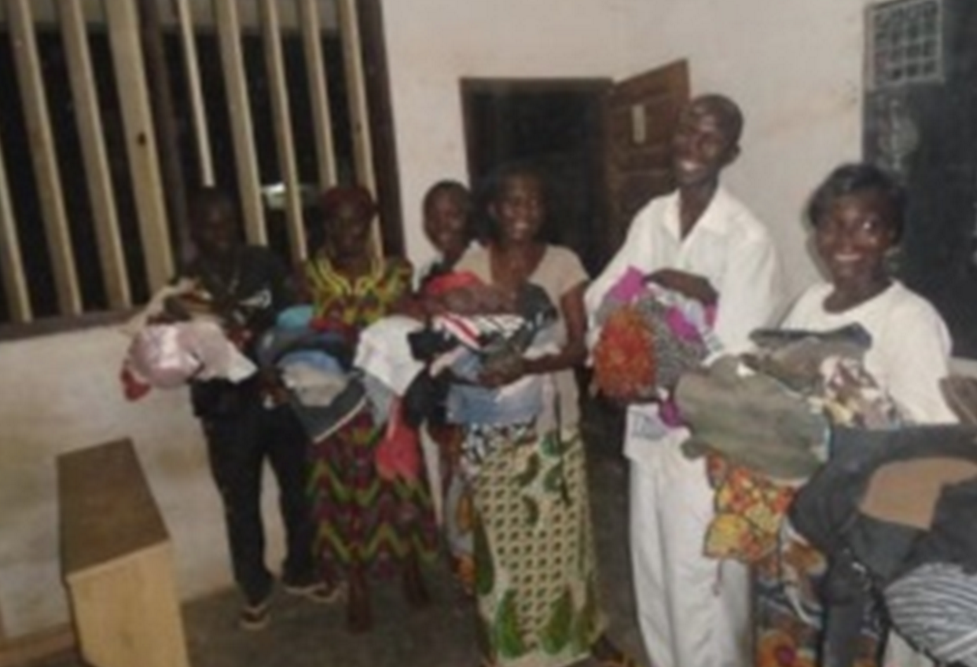 Internally displaced people with their gifts — Bangui, CAR