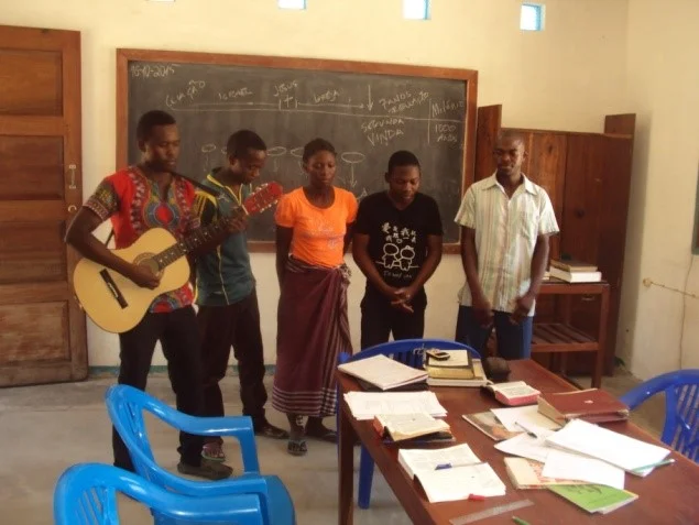 Trainees sing a summary to Bible Survey course – Mozambique