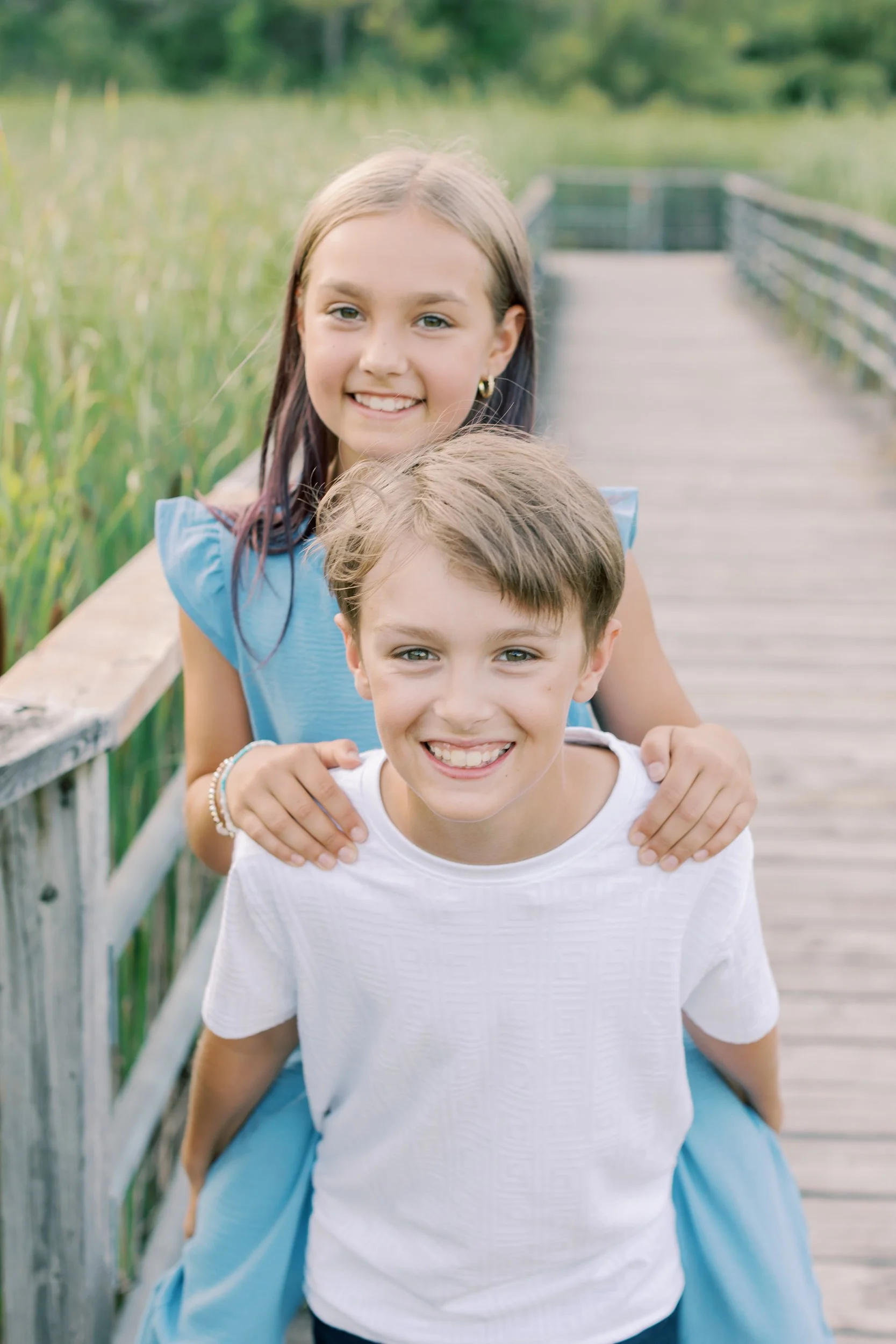 A family walking along the boardwalk during a lifestyle session at Kerncliff Park in Burlington, Ontario.