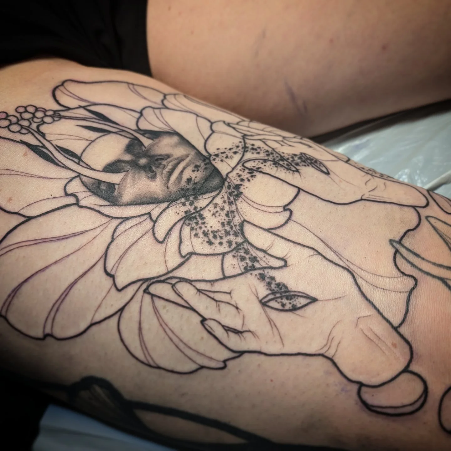 Only a couple sessions away from wrapping up this leg piece and I'm so excited! 
We got started on the last open space on the back of the thigh. Once this section is done, there will be a small amount of filler to tie in and then a full reveal! 

Des