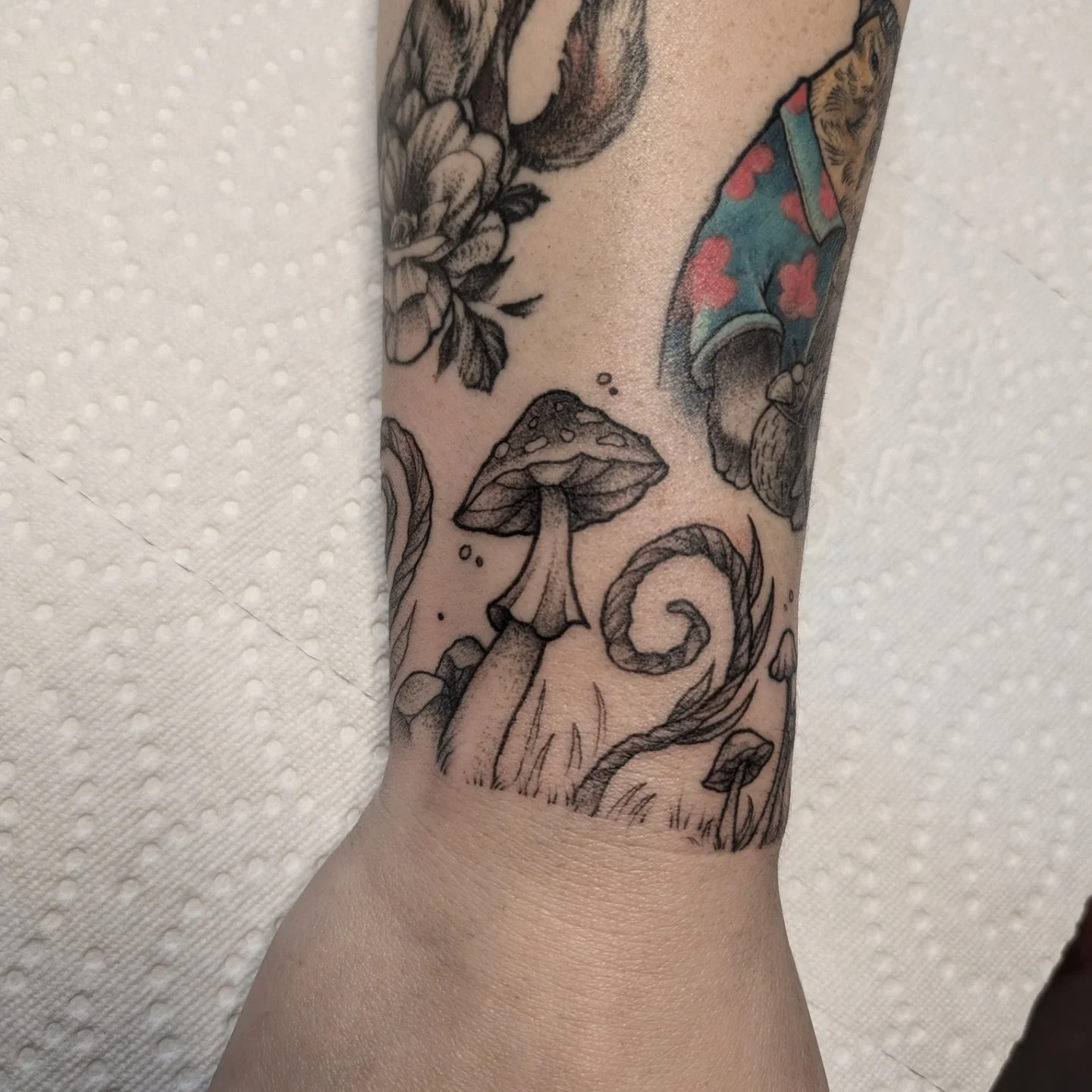 A little Faerie Ring bracelet 🍄✨
.
.
.
.
.
#mushrooms #mushroomart #mushroomtattoo #blackwork #blackworkers #stippletattoo #fairyring #faeriecore #fairycore #cottagecore