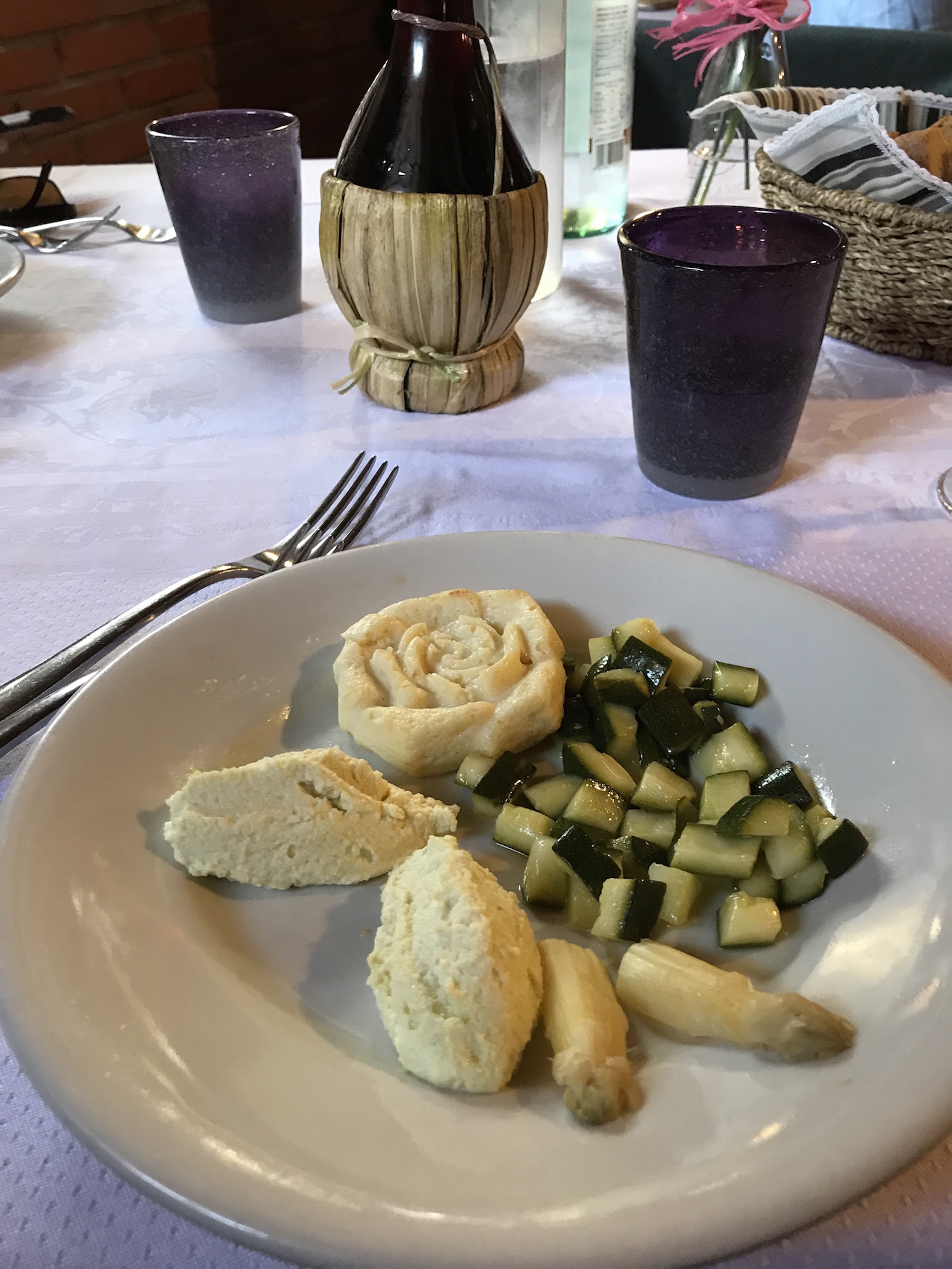 Piccolo sformatino all' apsarago bianco di Cimadolmo cnelle all'uovo e tartare di zucchine.