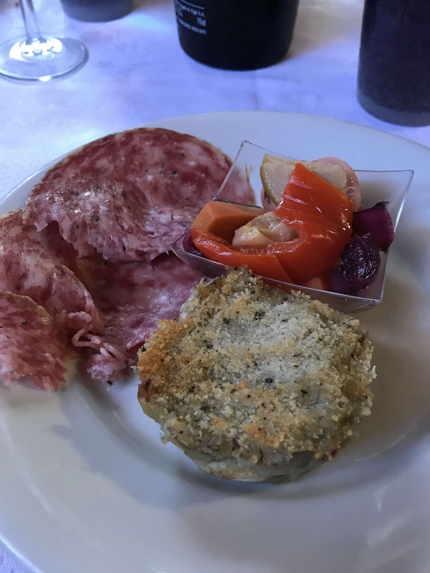 La tortiera ai carciofi con rosellini di sopressa e la giardiniera sottolio. 