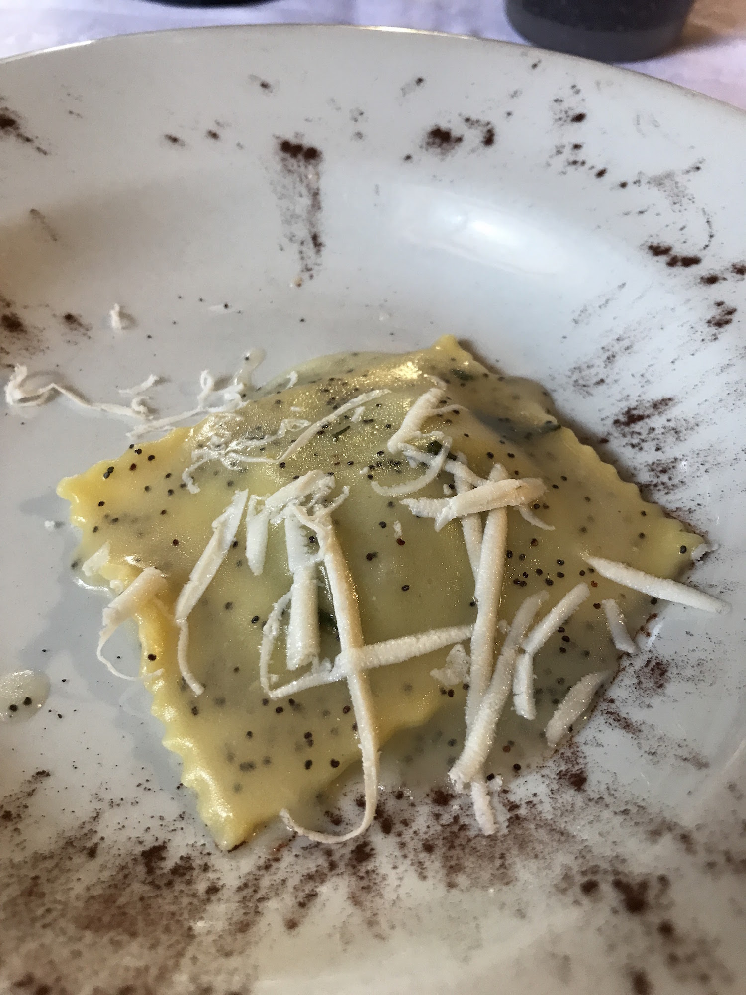 Il raviolone alle erbette spontanee burro, salvia, papavero e la ricotta salata.