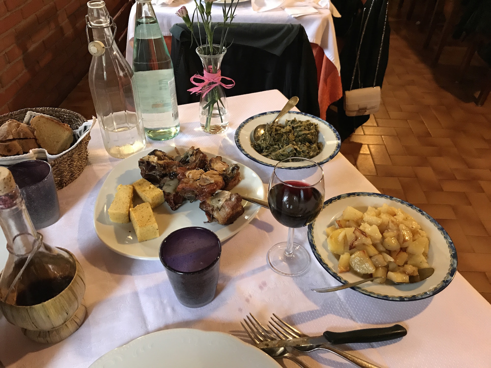 L'agnello, le costicine di maiale e pollo ruspante allo spiedo con polenta. 