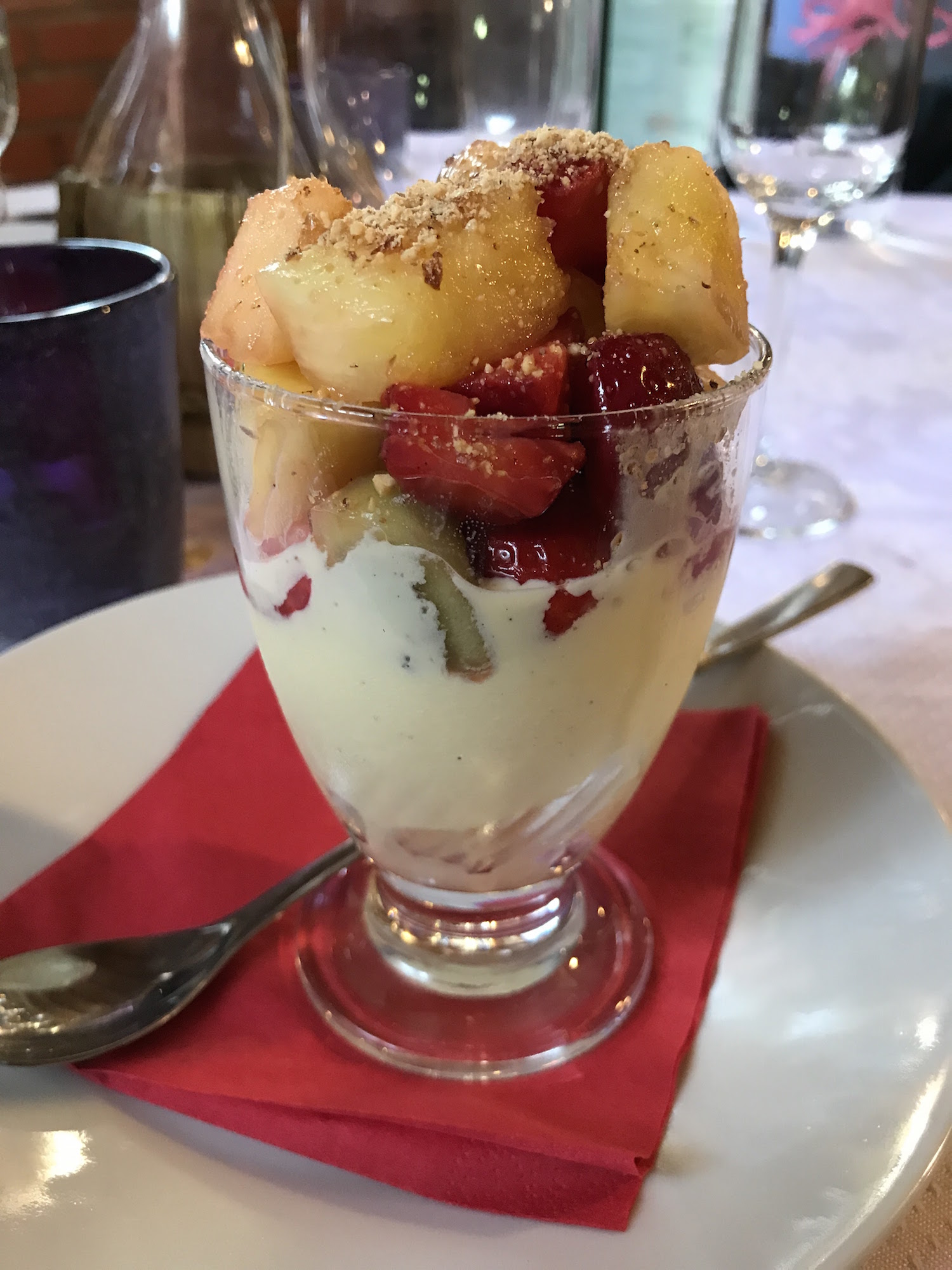 Fantasia di frutta col gelato alla vanglia e granella croccante. 