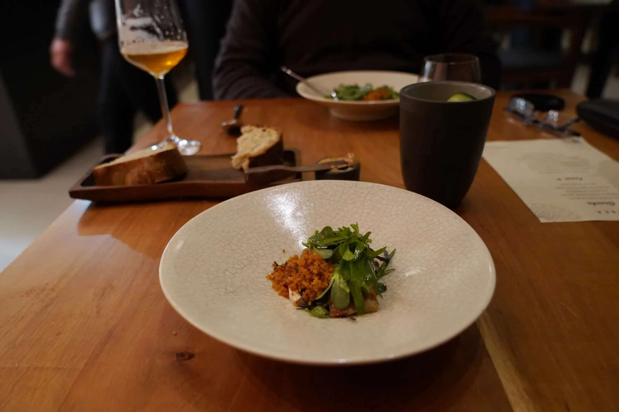Warm salad with pig crisps and bread crumbs.