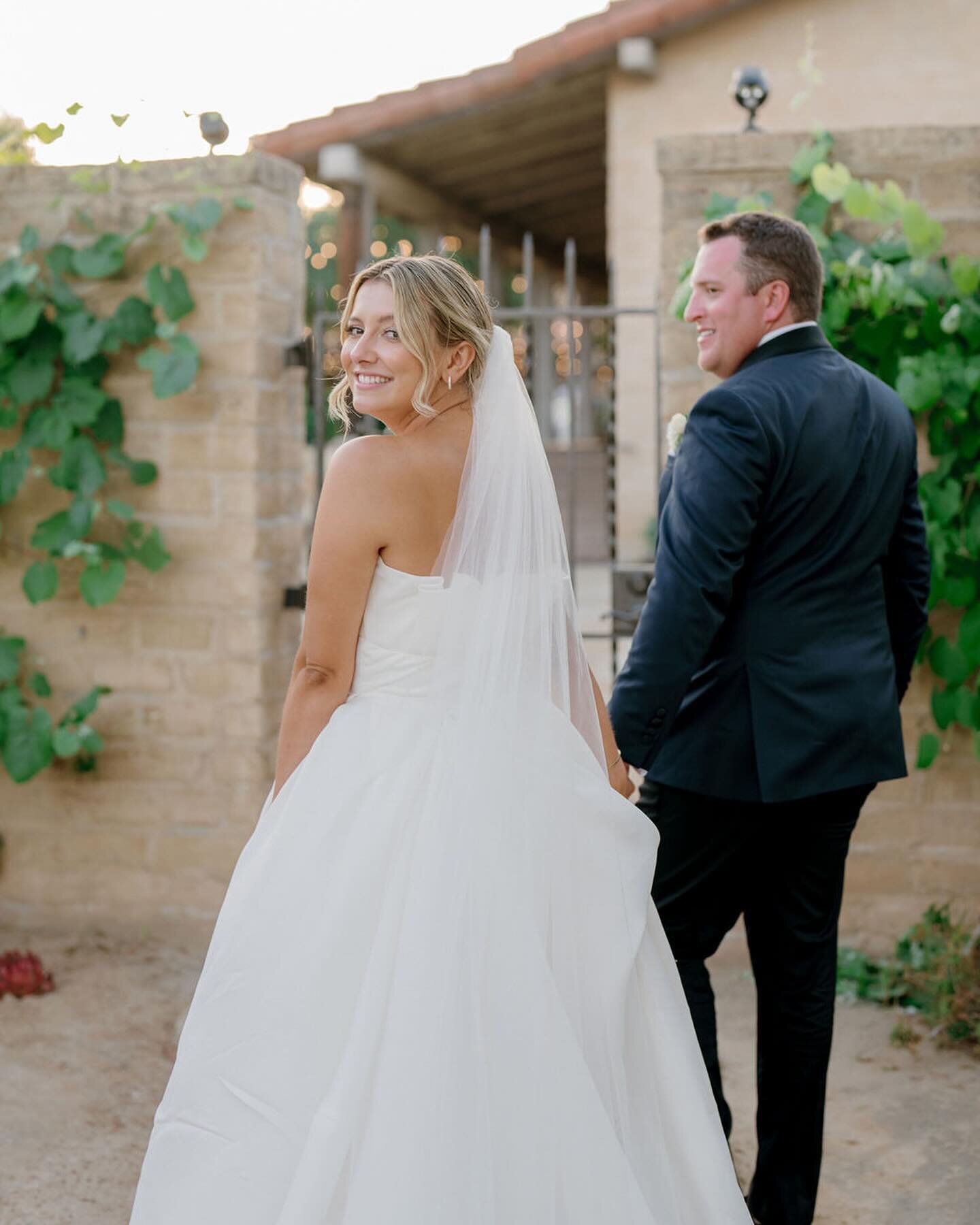 Peeking back at this @sbhistoricalmuseum wedding for L&amp;R. Love the blue touches throughout the wedding that hinted at Santa Barbara&rsquo;s spanish tile and architecture. 
.
Photographer @aliciaminkphoto 
Florals @knotjustflowers 
Rentals @bright