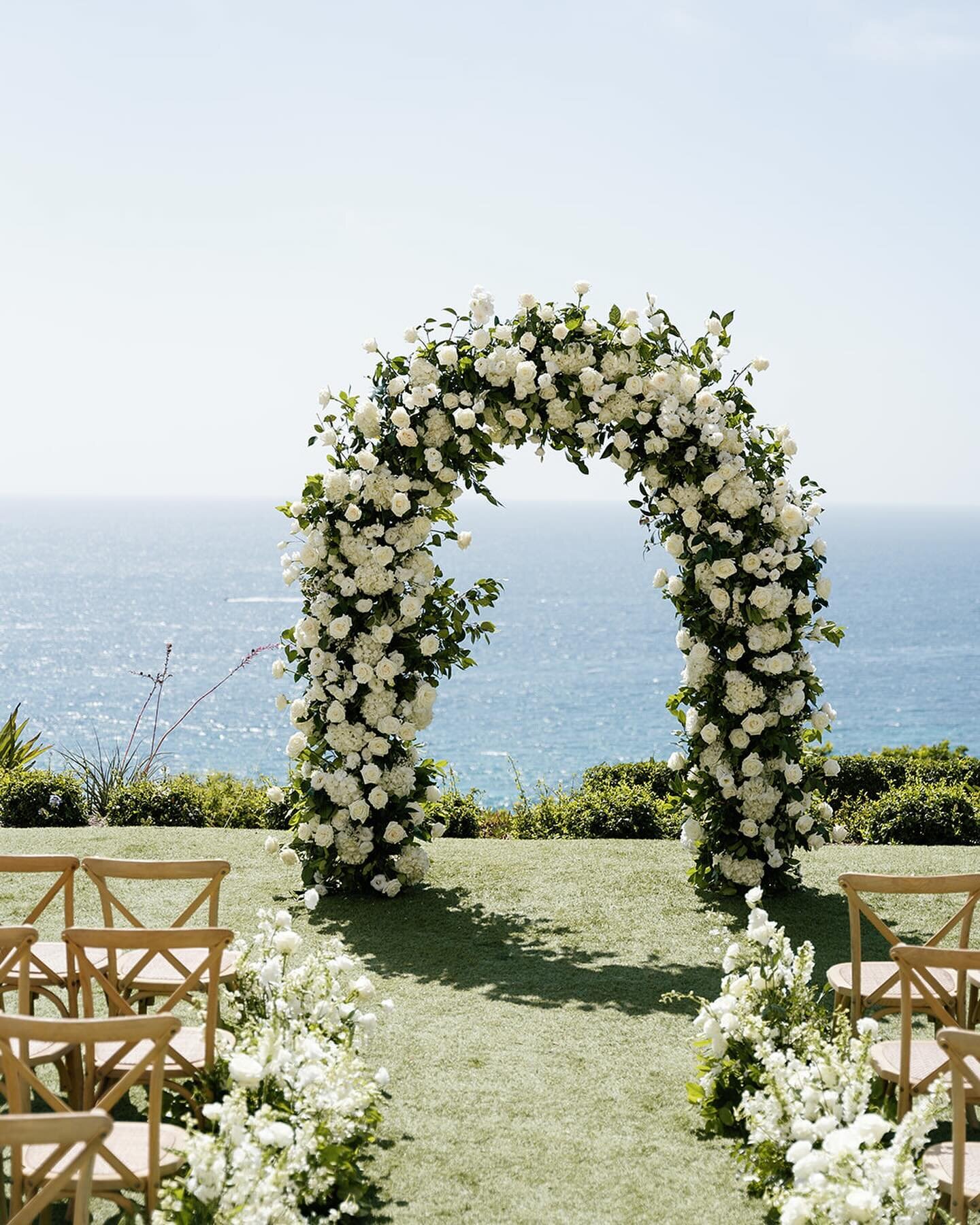 Ceremony with a stunning unobstructed ocean view ✔️
We loved designing this ceremony space at @ritzcarltonlagunaniguel with @knotjustflowers 
Images captured by @taryngreyphotography 🤍 rentals @brighteventrentals 
#ritzcarltonlagunaniguel #ritzcarlt