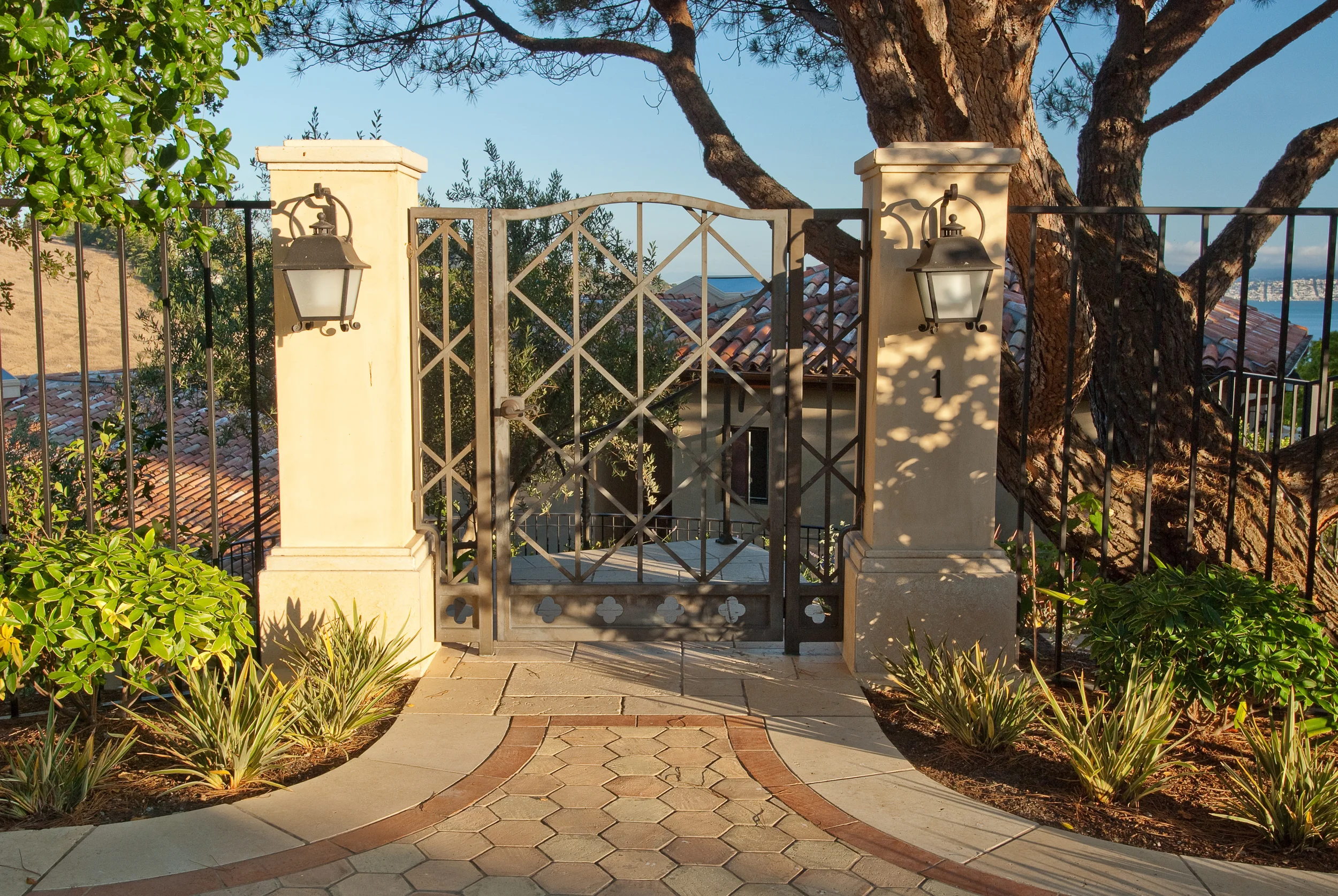 gate1.jpg