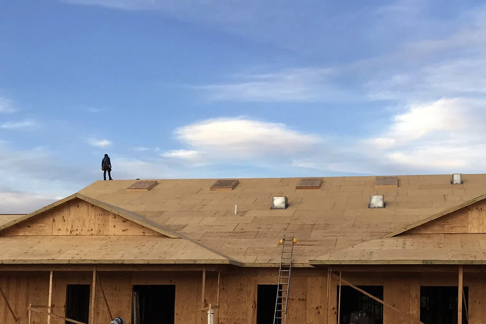 construction_figure_roof_1000.jpg