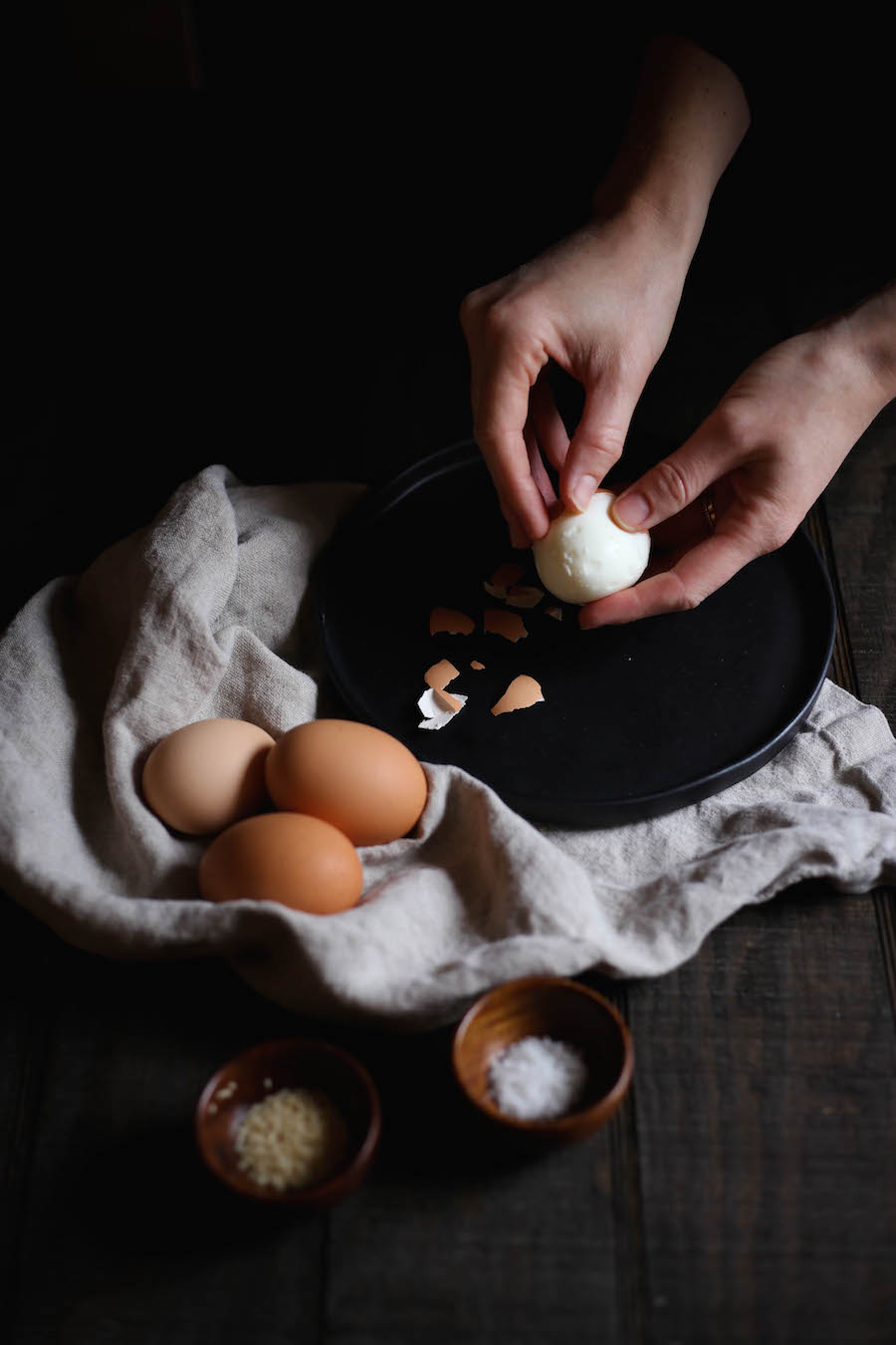 Peeling Hardboiled Eggs_web.jpg