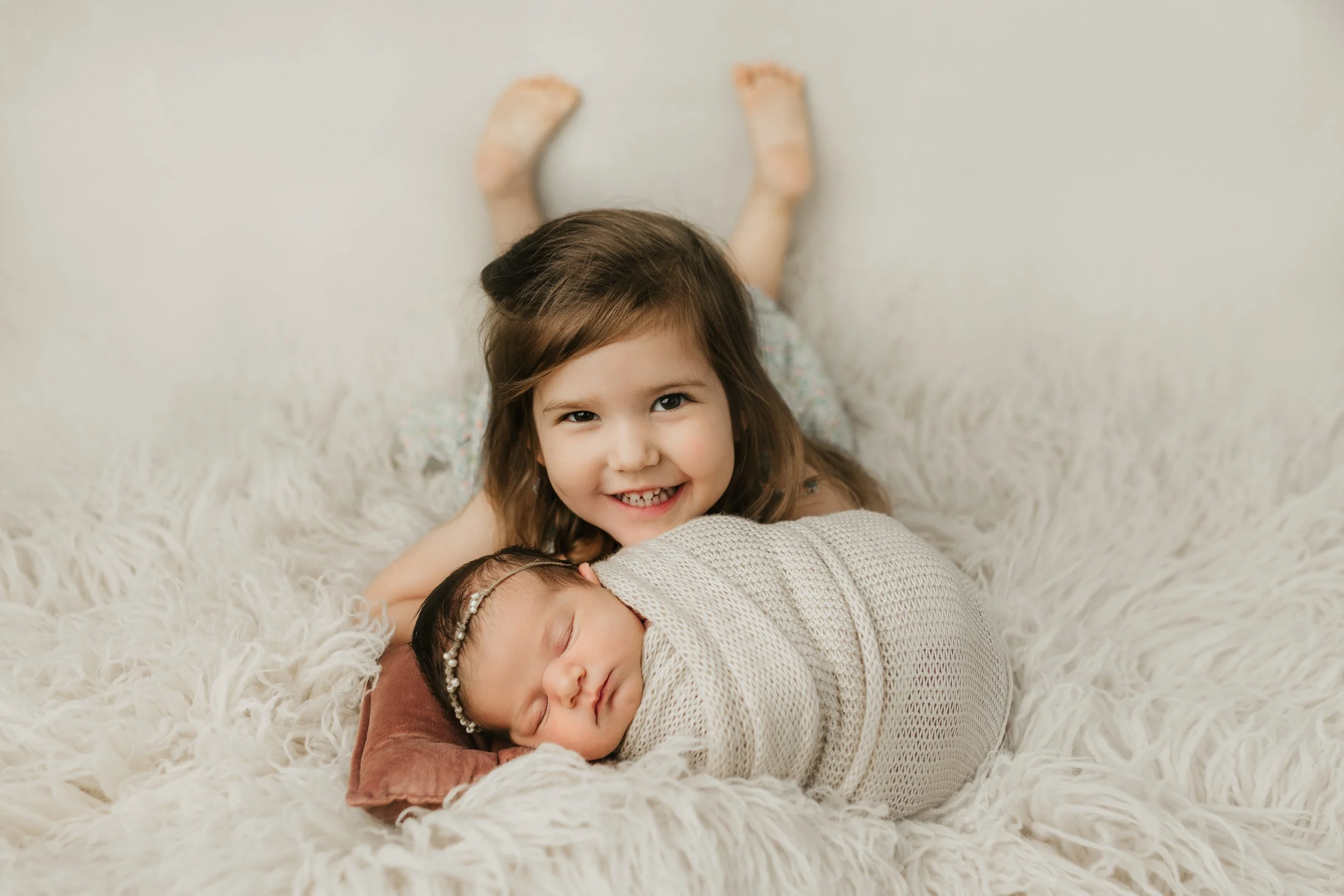 Newborn wrap photos, pittsburgh newborn photography, mini sessions near me, best time for a newborn photoshoot , baby photo with big sister