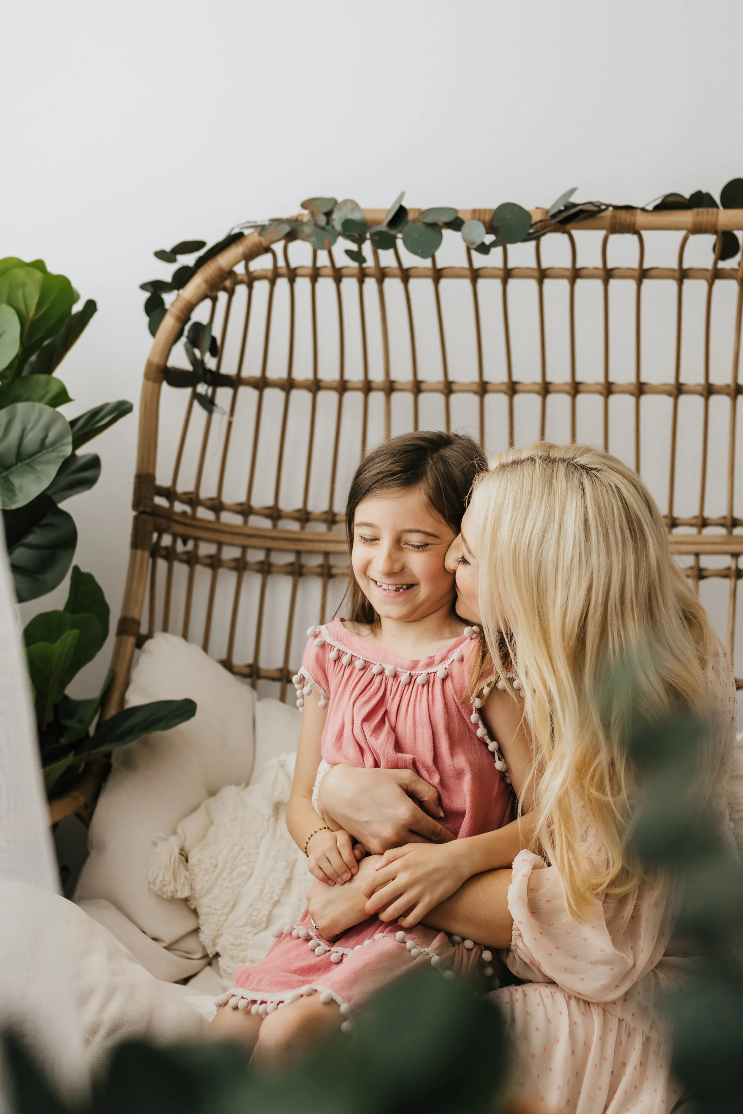 motherhood session, mothers day, mom child, mommy and me sessions, mini sessions near me, boho sessions, motherhood photo sessions, photographers near me, pittsburgh