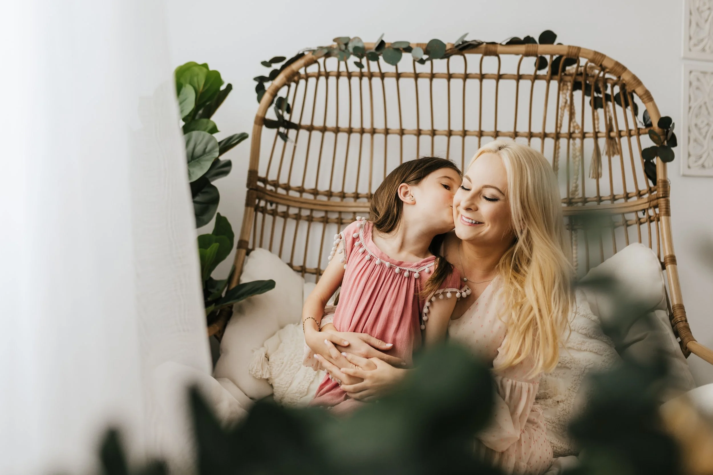 motherhood session, mothers day, mom child, mommy and me sessions, mini sessions near me, boho sessions, motherhood photo sessions, photographers near me, pittsburgh