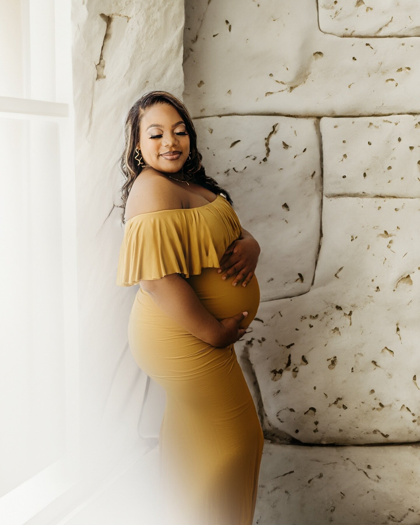 On today&rsquo;s episode of &ldquo;Where is my Photographer Transporting Me?&rdquo; &hellip;.. 😂😂. How about an Egyptian temple ? 

.
.
.
#maternityphotography #maternityshoot #maternityphotoshoot #maternity #maternityphotographer #maternityfashion