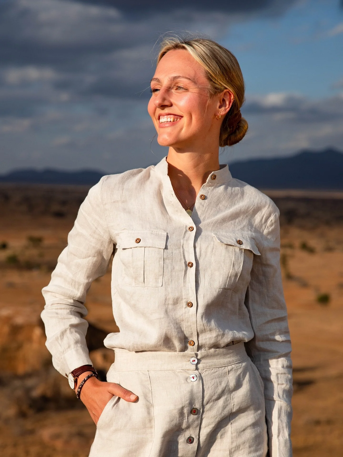 Our natural Bell Mandarin Shirt pairs so well with our Lindbergh Skirt&hellip;
d&amp;b Clothing: Ladies Bell Mandarin Shirt in Natural, Lindbergh Skirt with Pockets in Natural
Model: @tannie.sta 
Photographer: @andrewhowardphoto 
Kenya: @greatplainsc