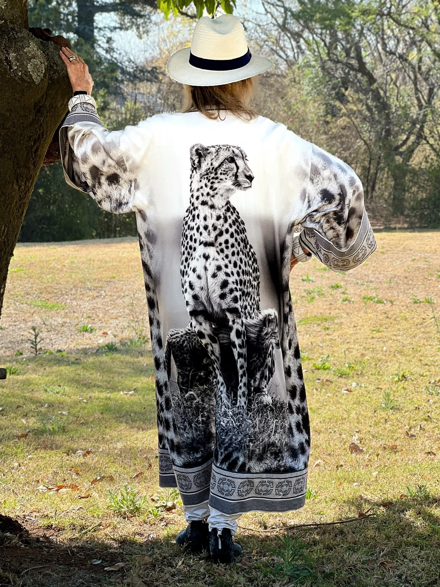 The Walking Art Robe is the perfect Valentine&rsquo;s Day gift for someone with a love for fashion, photography, and wildlife&hellip;
d&amp;b Clothing: Walking Art Robe - Spotted Embrace, Nellie Bly Multi-Button Shirt in White Linen, Susan Tassel Bel