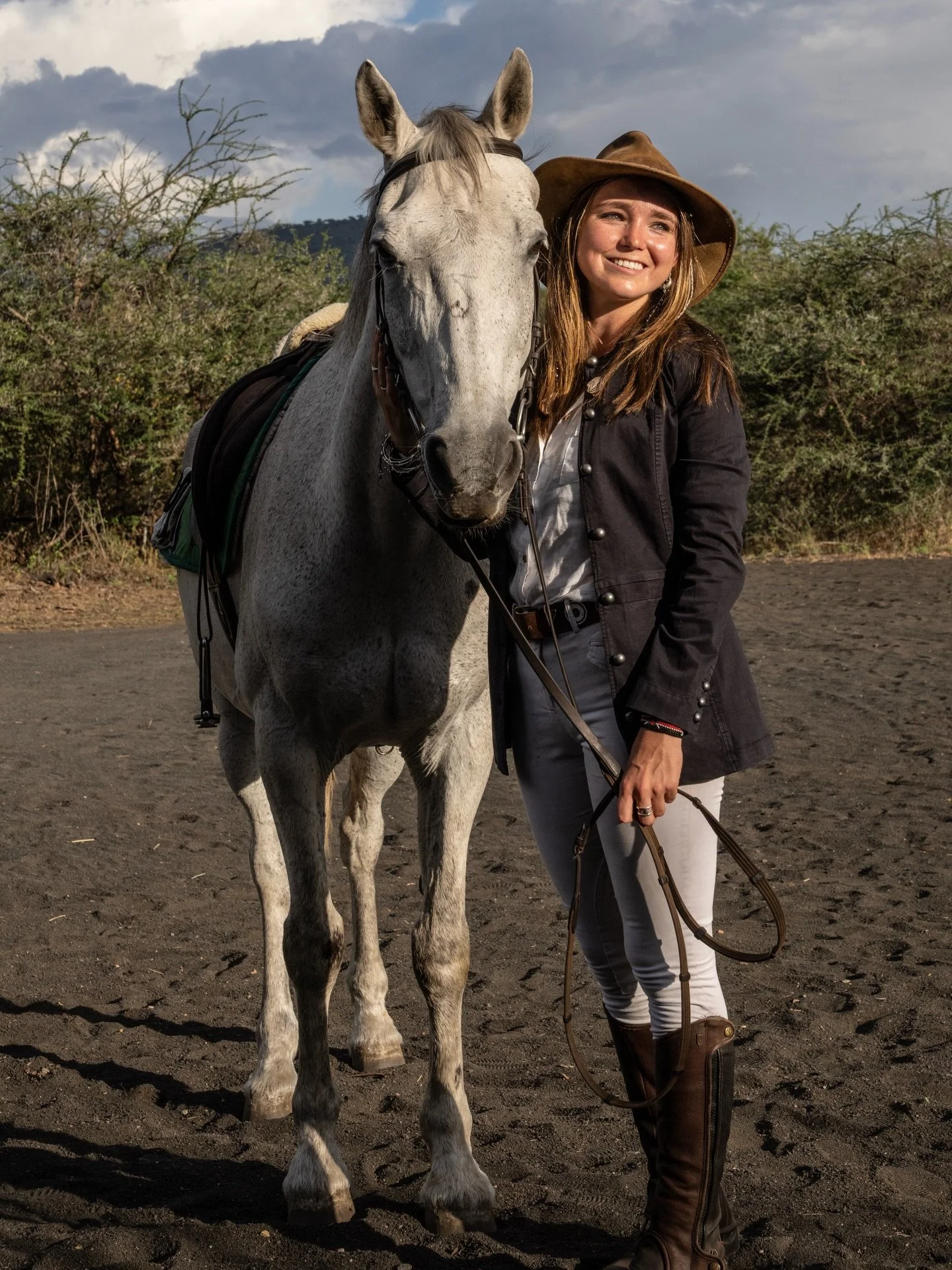 The lovely Laura, accompanied by Mwezi.
d&amp;b Clothing: Caddick Collar Shirt in White, Markham Stretch Jodhpurs in Rock, Ladies Livingstone Jacket in Black
Model: @laurahutch._ 
Photographer: @beverlyjoubert 
Kenya: @greatplainsconservation ol Dony