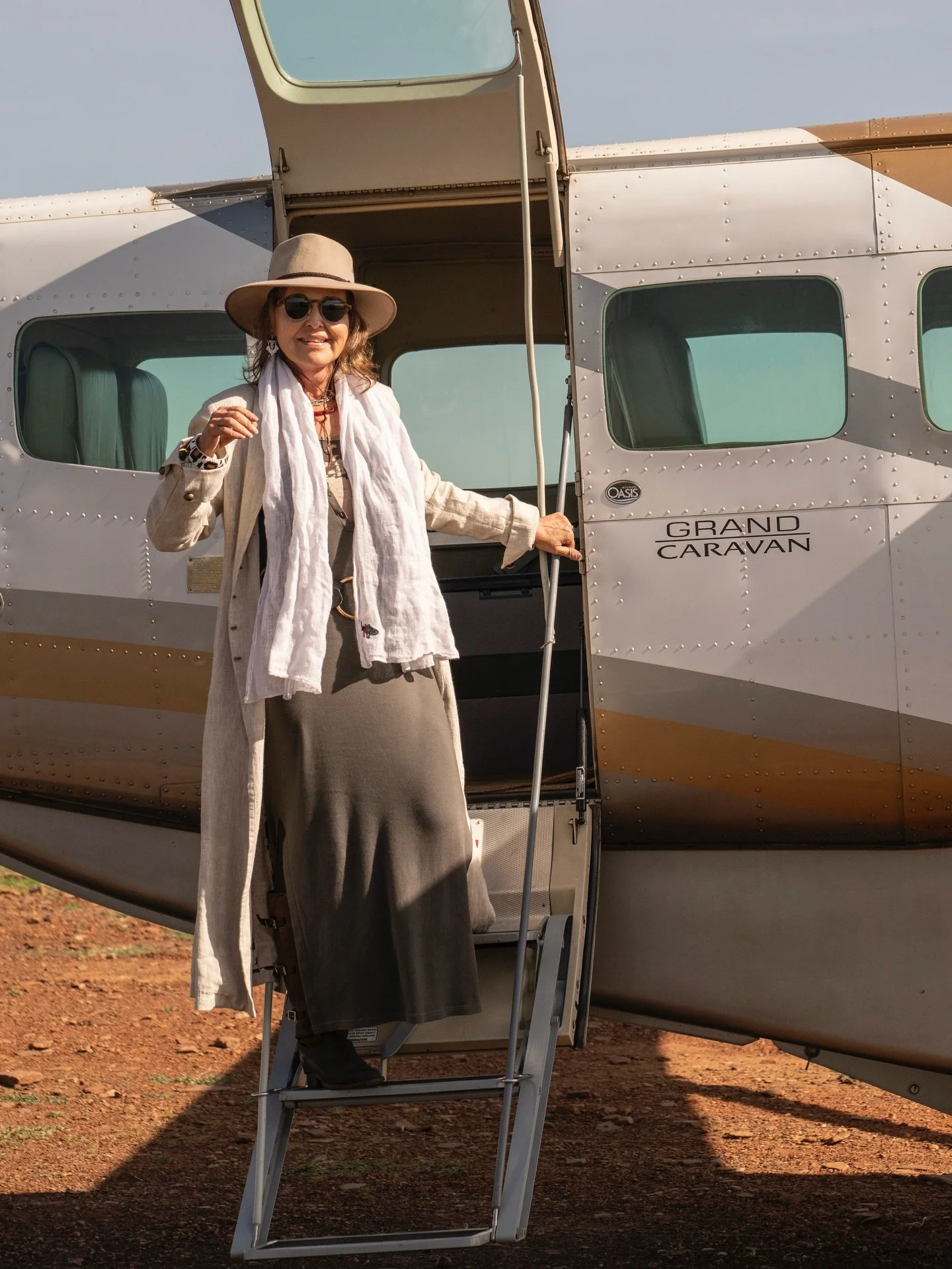 Throwback to Beverly, arriving at Mara Plains for some much needed time in Kenya&hellip;
d&amp;b Clothing: Explorer Linen Dust Coat in Natural, Rhino Rescue Scarf in Grey
Model: @beverlyjoubert 
Photographer: @dereckjoubert 
Kenya: @greatplainsconser