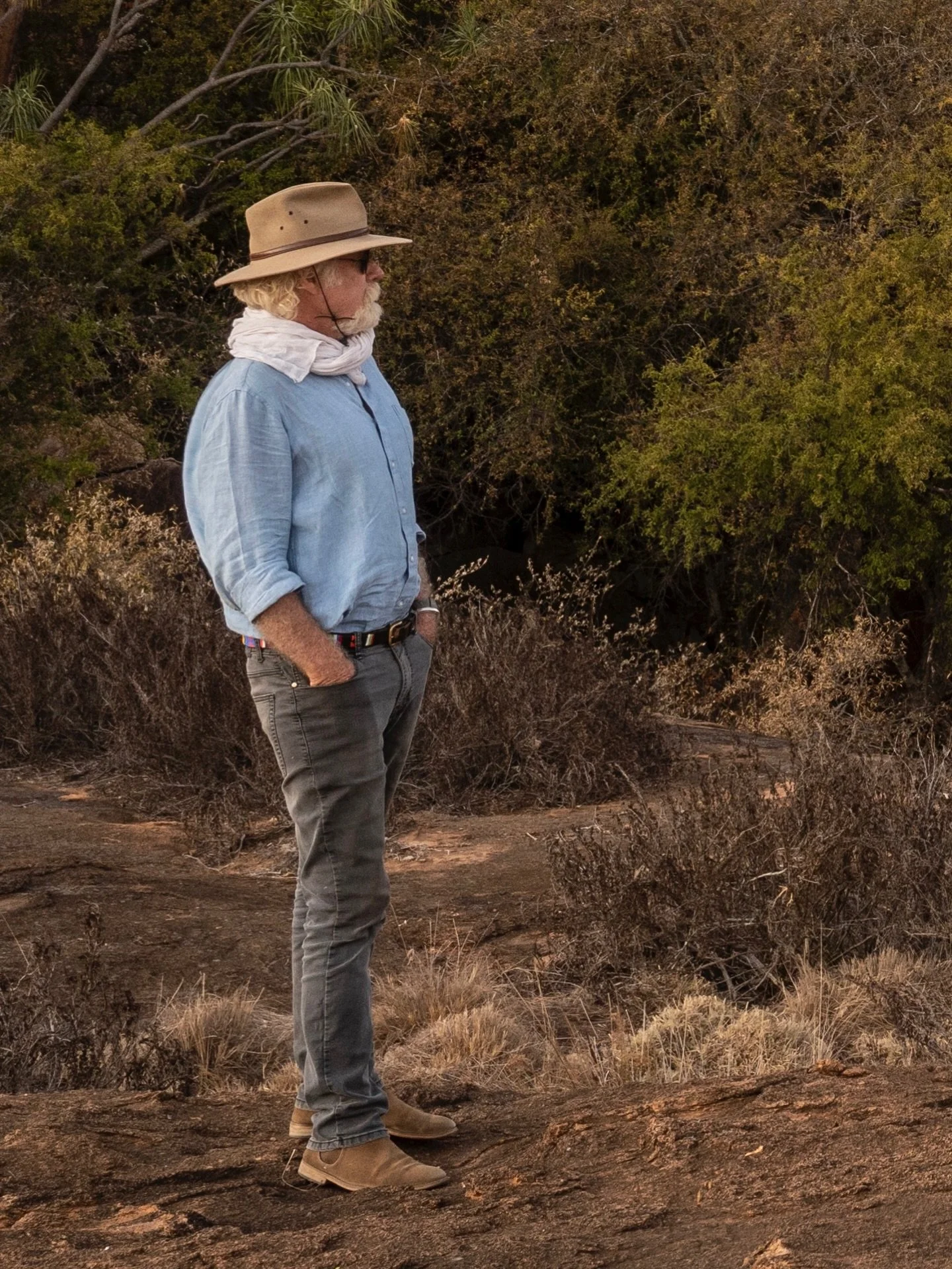 Dereck, doing some exploring around Kenya&hellip;
d&amp;b Clothing: Samuel Baker Linen Shirt in Washer Sky
Model: @dereckjoubert 
Photographer: @beverlyjoubert 
#DressToExplore