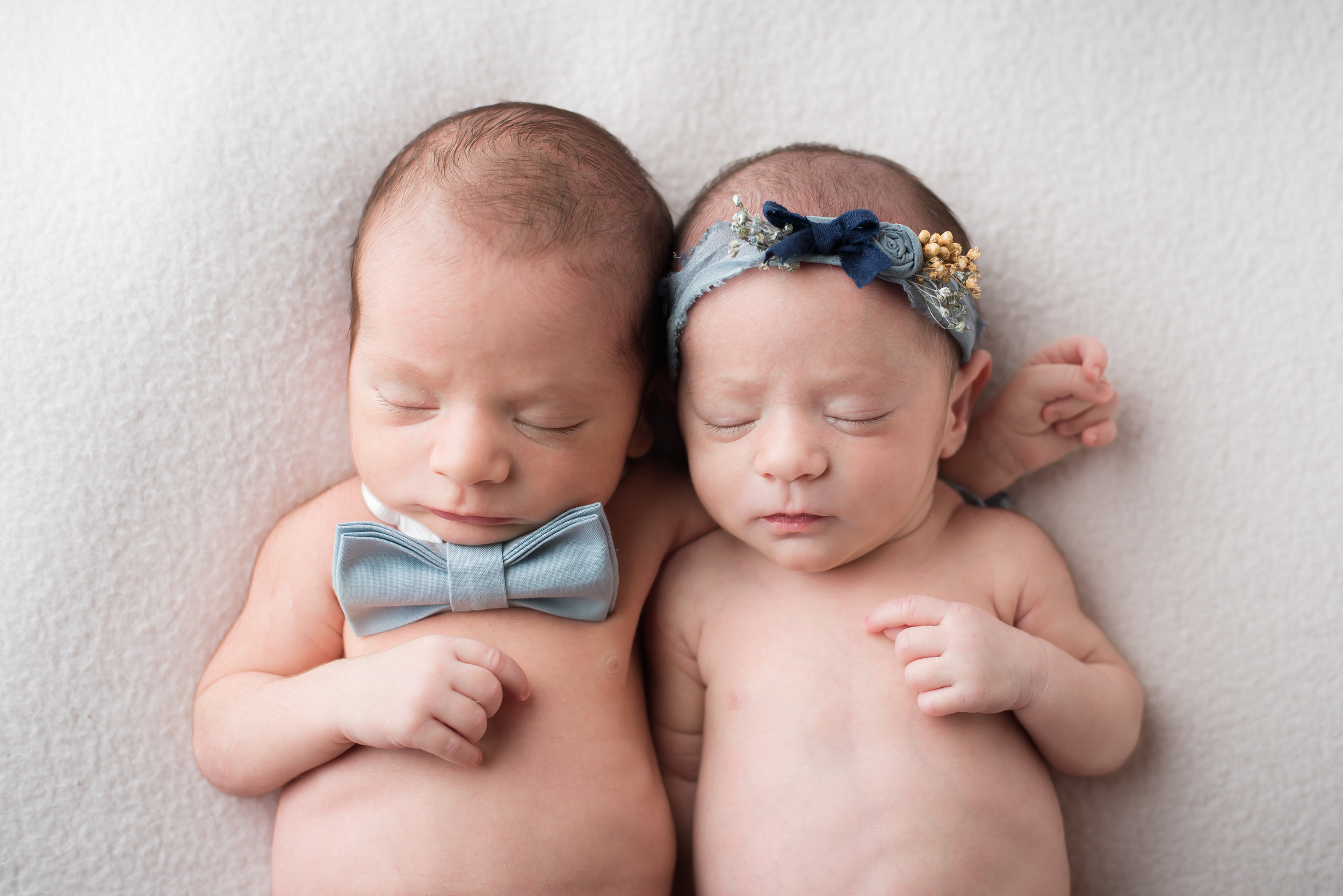 Twin newborn photo