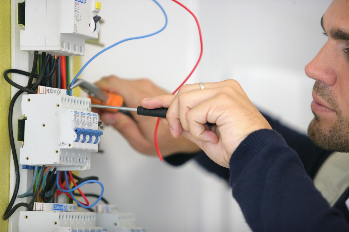 The most popular entry level course covers all of the necessary elements to develop your theoretical knowledge and understanding of electrical science and underpinning principles of the electrical field but also to develop your practical installation skills. Upon completion, supervised work can be carried out. Level 3 is the next step.
