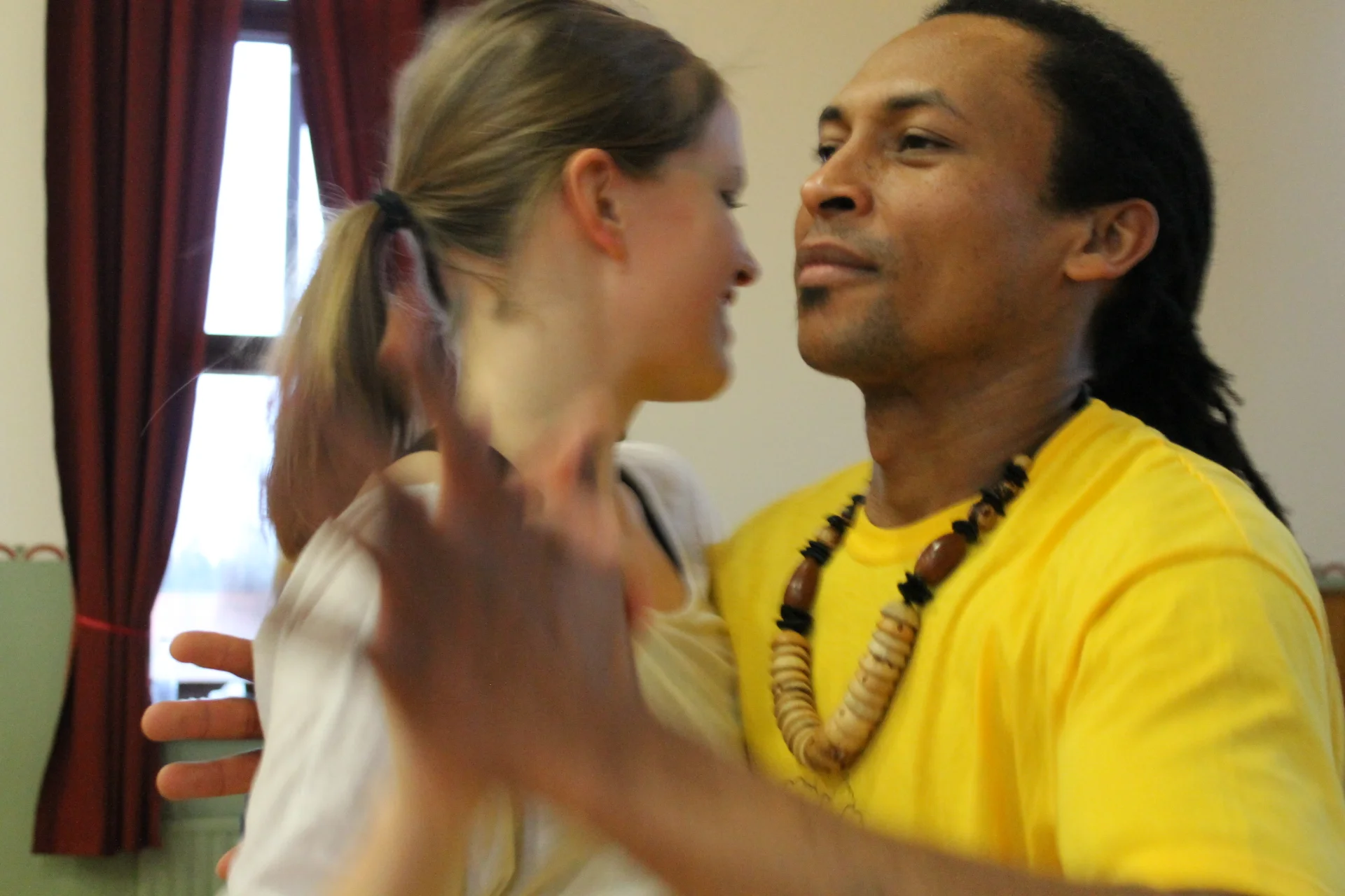 Bom Cabelo dancing with Laura