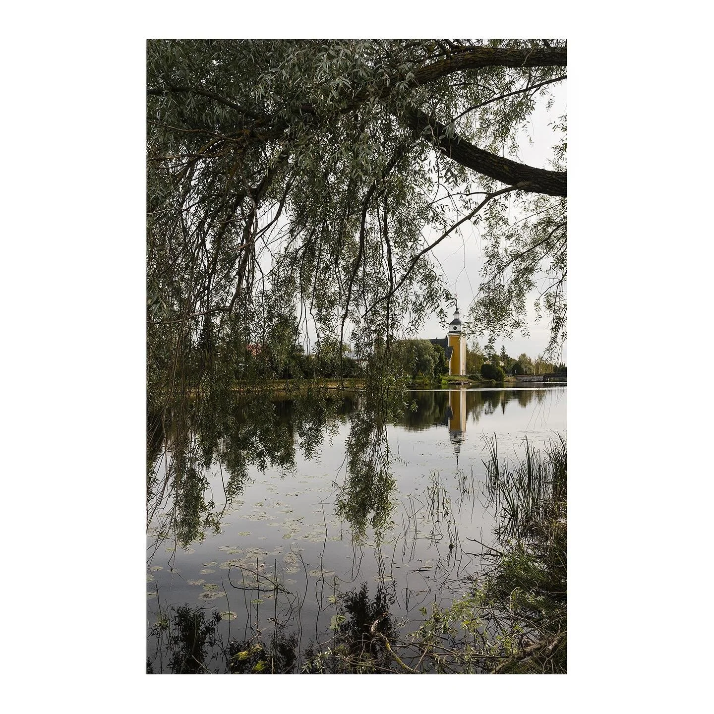 #nykarleby #river #autumn #lightandshadow #light #shadowhunters #composition #photographer #photographylover #outofservicemag #architecturephotography #palepalmcollection #fromstreetswithlove #woofermagazine #erodedstreet #finearephotographer&nbsp;#c