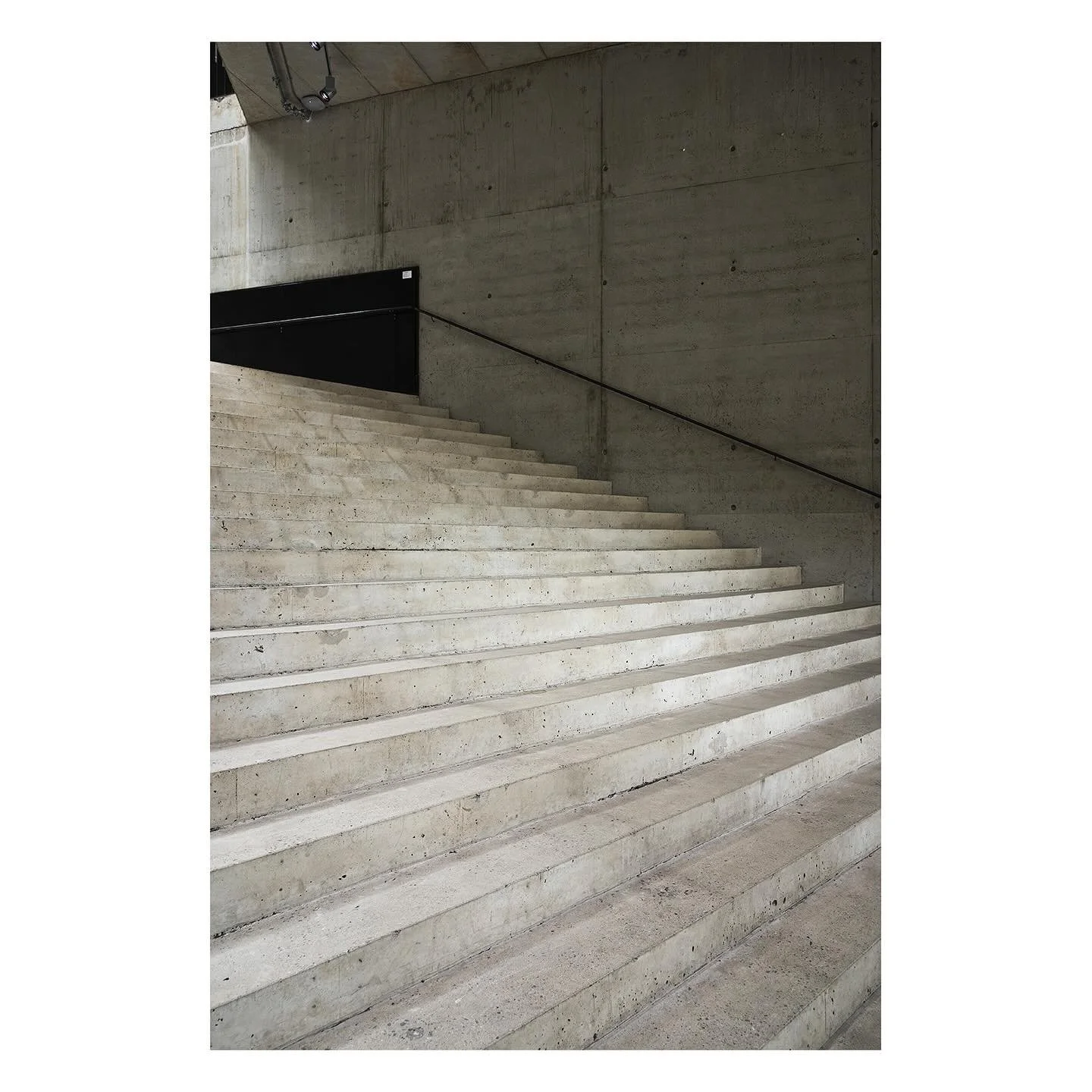 #helsinki #academyoffinearts #academy #lightandshadow #light #shadowhunters #composition #photographer #photographylover #outofservicemag #architecturephotography #palepalmcollection #fromstreetswithlove #woofermagazine #erodedstreet #finearephotogra