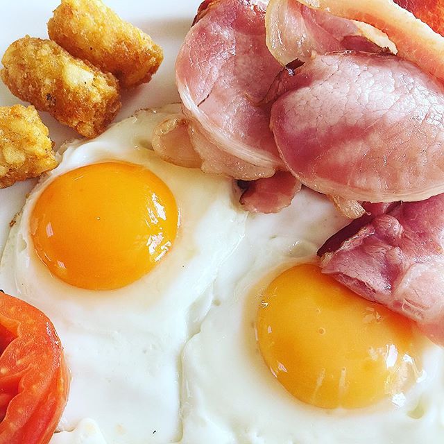 Time for a &ldquo;light&rdquo; buffet breakfast at the Crowe Plaza Hawkesbury in Windsor NSW #eggs #bacon #tatertots #tomato #breakfast #brunch #yolkporn #buffet #windsor #newsouthwales #delicious #tasty #sydneyfoodblogger #sydneyfood #sydney