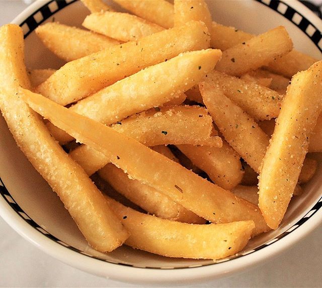 Sometimes you&rsquo;ve just gotta have fries. These seasoned chips were irresistible at Mrs Jones Bar upstairs at The Orient Hotel at The Rocks Sydney #chips #fries #fried #golden #seasoned #bar #pub #sirandmladyinvited #therocks #delicious #tasty #r