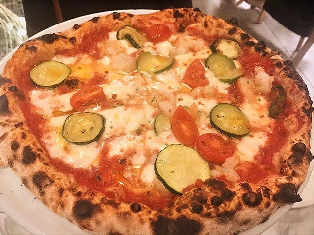 This pescatora pizza came topped with tomato, fior di latte, plenty of prawns, cherry tomatoes, zucchini slices, basil and chilli oil. It was hot, hearty, colourful and full of plenty of flavour at Salt Meats Cheese in Circular Quay Sydney #italianfo