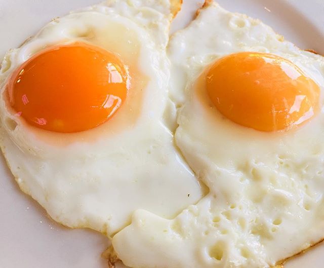 A couple of sunny side up eggs are a perfect start to a day, like these lovelies from Gazebo Restaurant inside the Crowne Plaza Hawkesbury near Windsor NSW #eggs #egg #yolk #breakfast #brunch #eat #crowneplaza #windsor #tasty #delicious #restaurant #