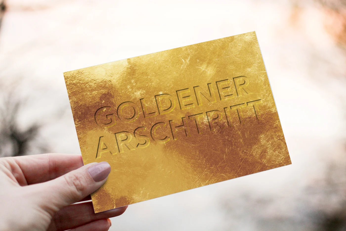 INA hält bereits die offizielle Postkarte zum Award in der Hand.