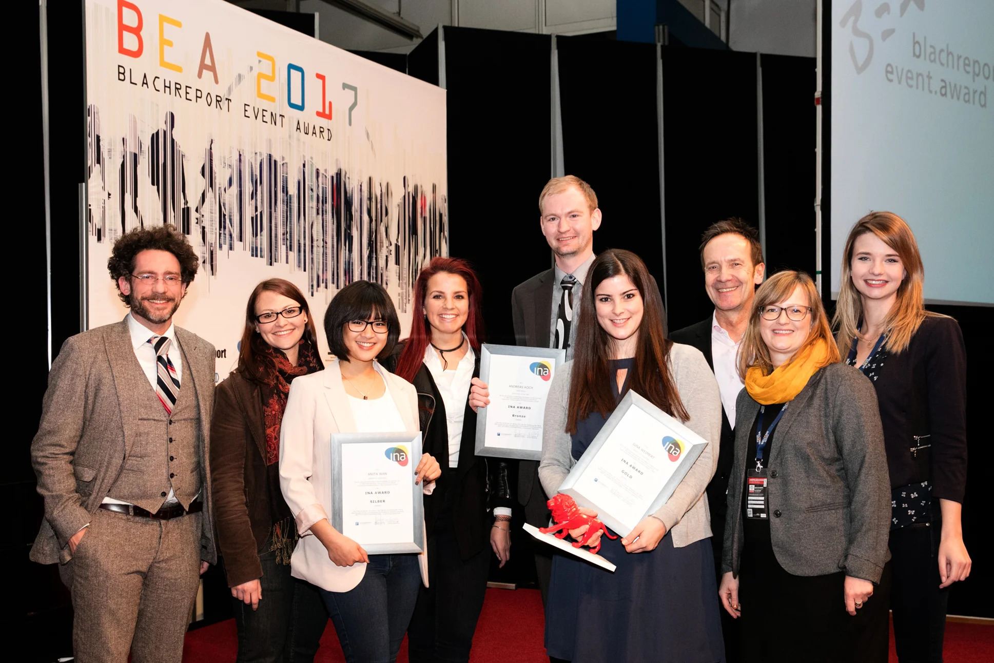 Mit den Gewinnern freuen sich (v.l.n.r.): Kai Janssen (GF MATT CIRCUS), Irene Menke (MATT CIRCUS), Anita Wan (Gewinnerin Silber), Anna Müller (MATT CIRCUS), Andreas Koch (Gewinner Bronze), Sina Weimert (Gewinnerin Gold), Michael Hosang (GF Studieninstitut), Kristin Wittmütz (Studieninstitut), Gina Rölike (Studieninstitut).