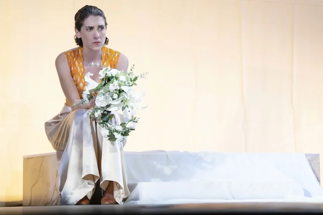 L’amour vache… Salomé Villiers est Béatrice, tourmentée par le seigneur Bénédict, joué par Étienne Launay