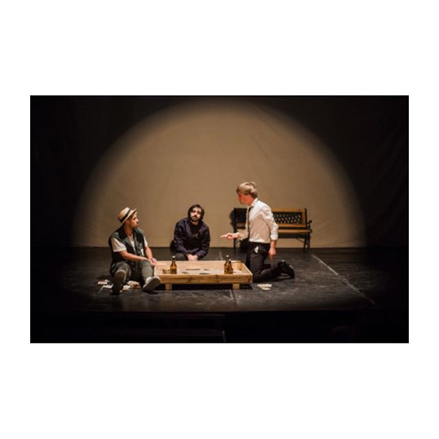 LES ESTIVALES @art_cendres 🎪// S&rsquo;embarquer dans une nuit de questionnements existentiels avec trois potes un peu perdus, un peu po&egrave;tes, dr&ocirc;les et attendrissants qui n&rsquo;ont encore rien vu de la magie de la vie ✨ C&rsquo;est &l