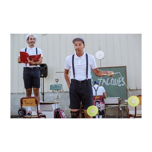 LES ESTIVALES @art_cendres 🎪// Retomber en enfance avec d’adorables sales gosses qui font de belles... clowneries 🤡 C’est « MR. JACQUES », le numéro de cirque théâtral des compagnies @canaille_la et @cirqueaucarre. En aparté : critique 😂👌🏻 sur le blog. 📸 @fannycortade #mrjacques @antoine_leveau_ #LesEstivales19 #festivaldetheatre #critiquetheatre #apartestheatre