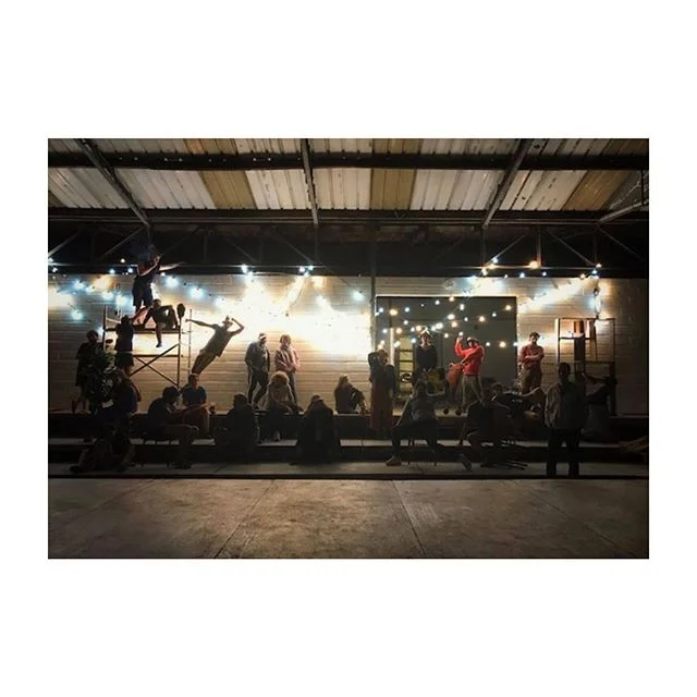 LES ESTIVALES @art_cendres 🎪// Fêter le théâtre émergent avec un collectif de jeunes acteurs-auteurs-metteurs en scène passionnés qui rêvent grand. Des artistes et une initiative à suivre absolument 🙌🏻 À lire sur le blog 🎭 #lesestivales19 #lesestivalesartetcendres #artetcendres #festivaldetheatre #apartestheatre
