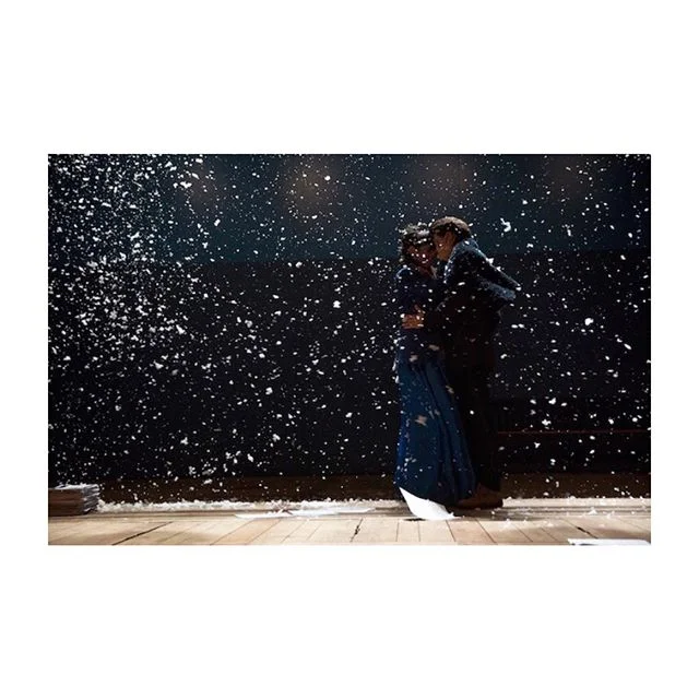 Jouer à la vie, à l’amour, à la mort avec les comédiens du @tg_stan et Tiago Rodrigues dans un face-à-face incroyable avec le personnage romantique et dramatique d’Anna Karénine dans « THE WAY SHE DIES » au @theatredelabastille jusqu’au 6 octobre 🎭@festivaldautomne. En aparté : critique 🙌🏻 sur le blog. 📸 Felipe Ferreira. #thewayshedies #tiagorodrigues #tgstan #theatredelabastille #annakarenine #leontolstoi #critiquestheatre #apartestheatre
