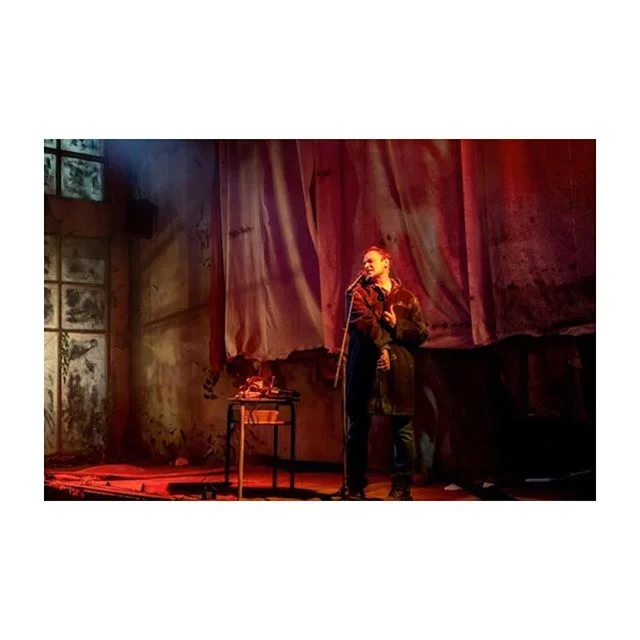 Regarder en face l’humanité désenchantée avec les témoignages des traumatisés de l’URSS et de sa chute. C’est « LA FIN DE L’HOMME ROUGE », puissant spectacle de Emmanuel Meirieu au @les_bouffes_du_nord. En aparté : critique 😮 sur le blog. 📸 Nicolas Martinez. @xaviergallais #emmanuelmeirieu #svetlanaalexievitch #anoukgrinberg #maudwyler #evelynedidi #sophiebenech #stephanebalmino #jeromekircher #andrewilms #catherinehiegel #critiquestheatre #apartestheatre