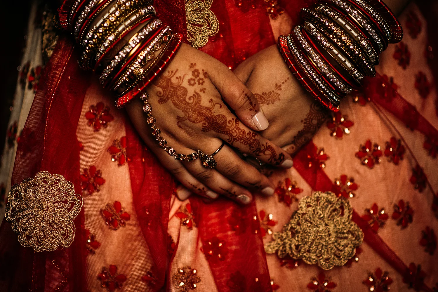 brides hands with henna tattoo’s