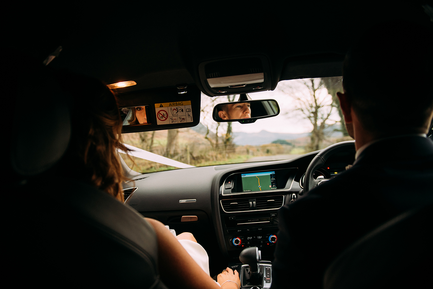 bride and groom in the car to the lakes