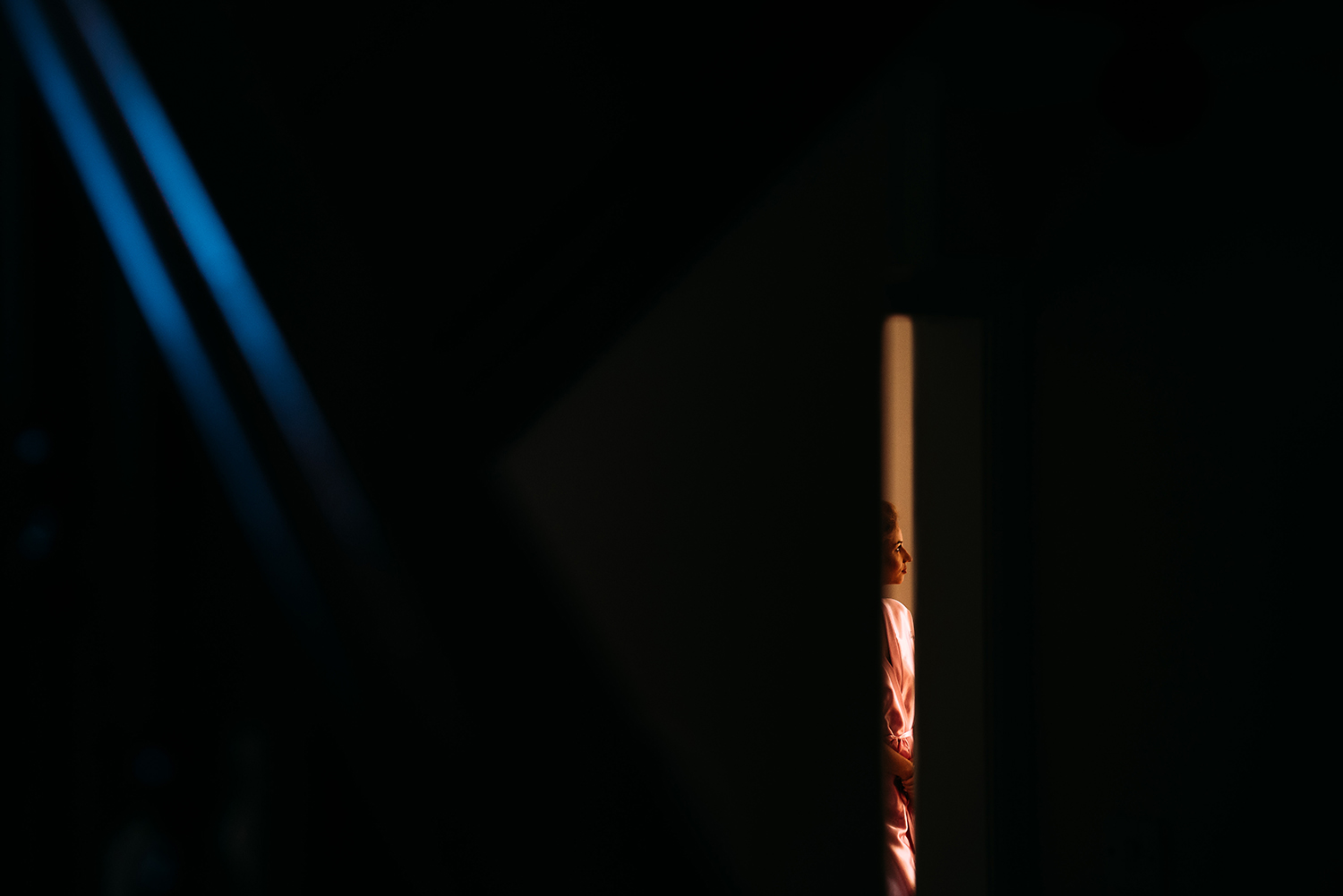 Creative shot of the bride in a thin beam of light