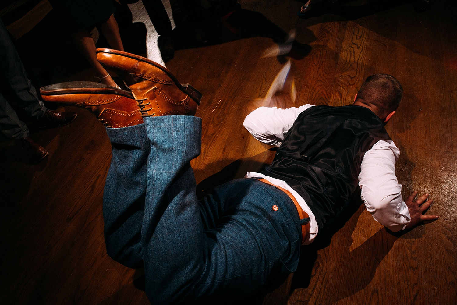 grooms brother doing the ‘caterpillar’ on the dancefloor