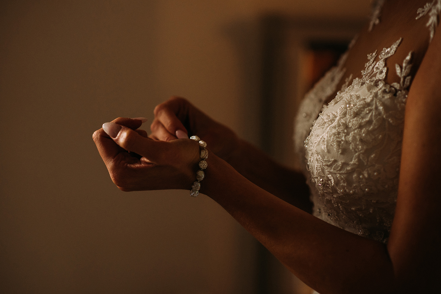 bride fastens bracelet